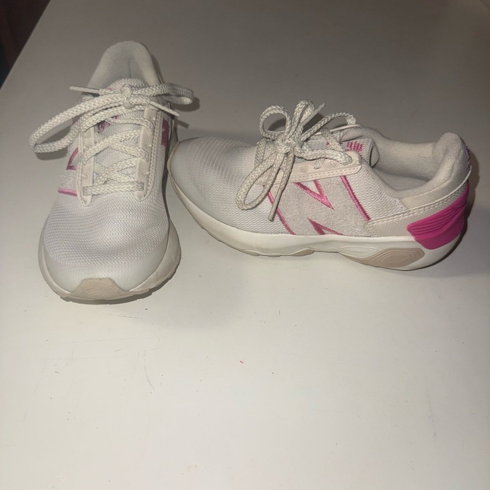 New Balance Kids Sneakers |White & Pink| Size 12.5 Little Girl | Athletic Shoes - Picture 2 of 4